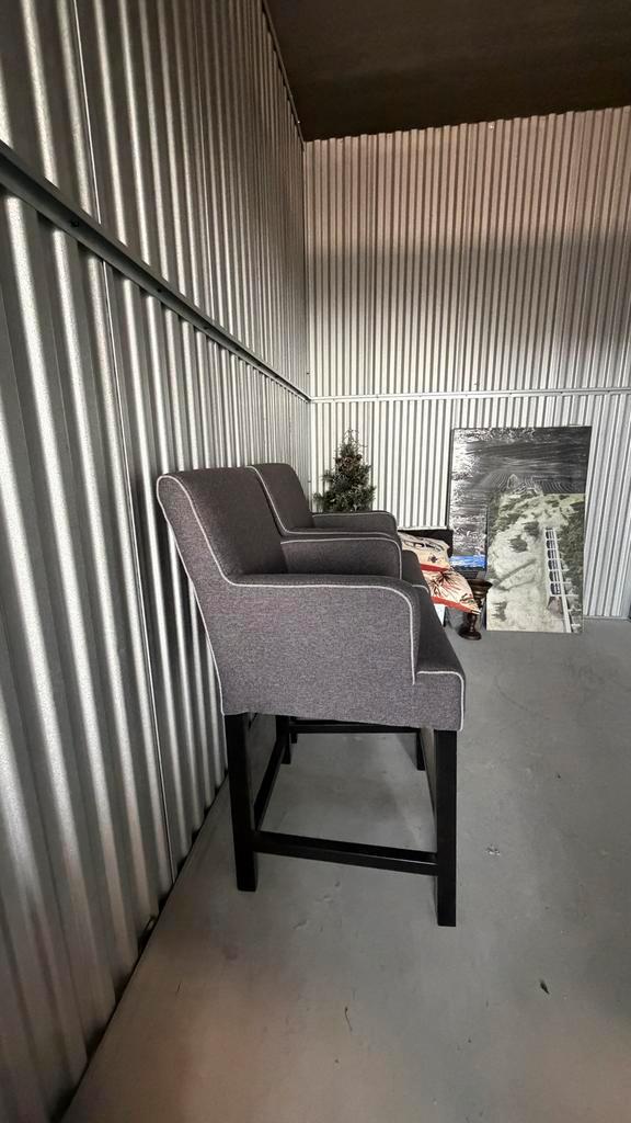 Set van 2 grijze barkrukken met armleuning, Huis en Inrichting, Barkrukken, Zo goed als nieuw, 60 tot 90 cm, Hout, 2 krukken, Met voetsteun