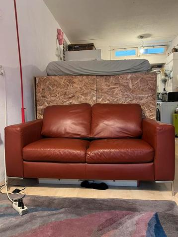 Tweepersoons natuzzi cognac/roodbruin leren bank beschikbaar voor biedingen