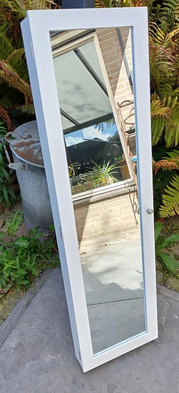 Hangend sieradenkastje met spiegel (H 106cm B 30cm D 8cm) beschikbaar voor biedingen