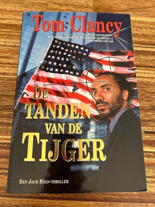 Boek thriller: De tanden van de Tijger door Tom Clancy, Boeken, Thrillers, Zo goed als nieuw, Amerika, Ophalen of Verzenden