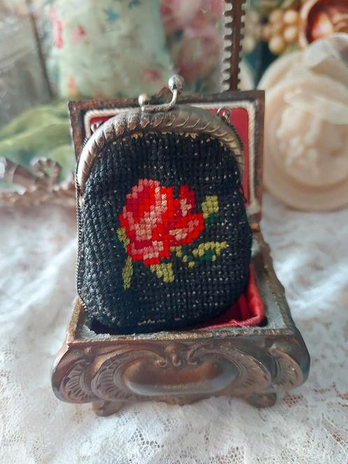 Mooi klein oud Brocante knipbeursje met geborduurde roos, Antiek en Kunst, Antiek | Kleding en Accessoires, Ophalen of Verzenden