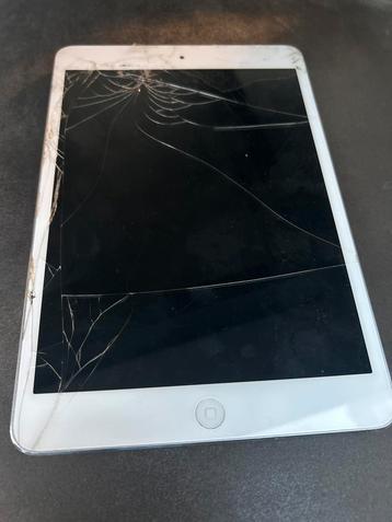 iPad met defect scherm - voor onderdelen beschikbaar voor biedingen