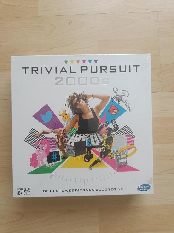 TRIVIAL PURSUIT 2000s - Hasbro, Hobby en Vrije tijd, Gezelschapsspellen | Bordspellen, Nieuw, Vijf spelers of meer, Ophalen of Verzenden