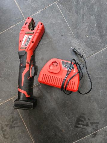 Milwaukee M12 Pijpsnijder - Zo Goed Als Nieuw! beschikbaar voor biedingen