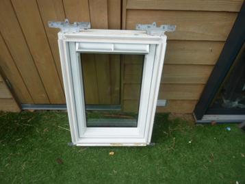 Net Velux wit houten dakraam / GGL CK02 2050 ( 55 x 78 ). beschikbaar voor biedingen