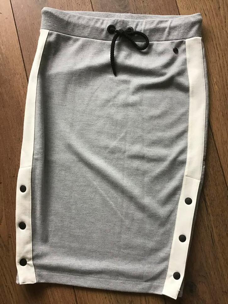 Mooie l.grijze tricot rok( Mt S). Z.g.a.n., Kleding | Dames, Rokken, Zo goed als nieuw, Maat 38/40 (M), Grijs, Ophalen of Verzenden