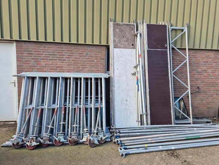 Grote Layher aluminium rolsteiger, Doe-het-zelf en Verbouw, Steigers, Gebruikt, Rolsteiger of Kamersteiger, 5 meter of hoger, Ophalen