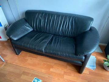 Lederen 2 persoons bank. beschikbaar voor biedingen