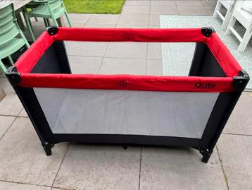 Qute campingbedje - zwart met rood beschikbaar voor biedingen