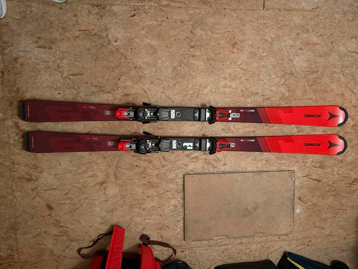 Atomic J9 RS Junior slalom ski 1.60m 2024: 1 jaar oud!, Sport en Fitness, Skiën en Langlaufen, Zo goed als nieuw, Ski's, Atomic