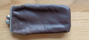 Vintage leren brillenkoker beschikbaar voor biedingen