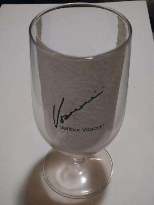 Oud bierglas met handtekening "Velibor Vasovic", Verzamelen, Glas en Borrelglaasjes, Zo goed als nieuw, Bierglas, Ophalen of Verzenden