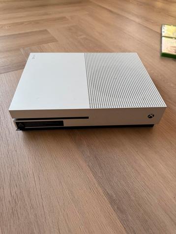 Xbox one S + games + 2 controllers beschikbaar voor biedingen