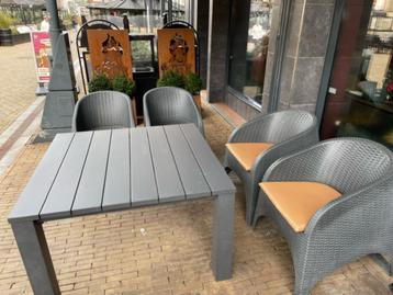 Stoel en tafel terras