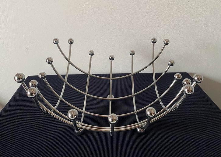 Metalen fruitschaal met een modern design. Br.24 cm. H.12 cm, Huis en Inrichting, Woonaccessoires | Overige, Zo goed als nieuw