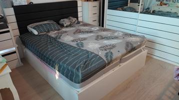 Complete slaapkamer set – bed 160 cm met bergruimte, beschikbaar voor biedingen