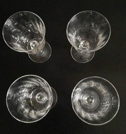 Wijnglazen 4 stuks met licht diagonaal motief. Laag model., Verzamelen, Glas en Borrelglaasjes, Zo goed als nieuw, Overige typen