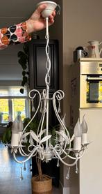 Sfeervolle landelijke kroonluchter, wit met mooie details., Huis en Inrichting, Lampen | Kroonluchters, Ophalen of Verzenden, Zo goed als nieuw