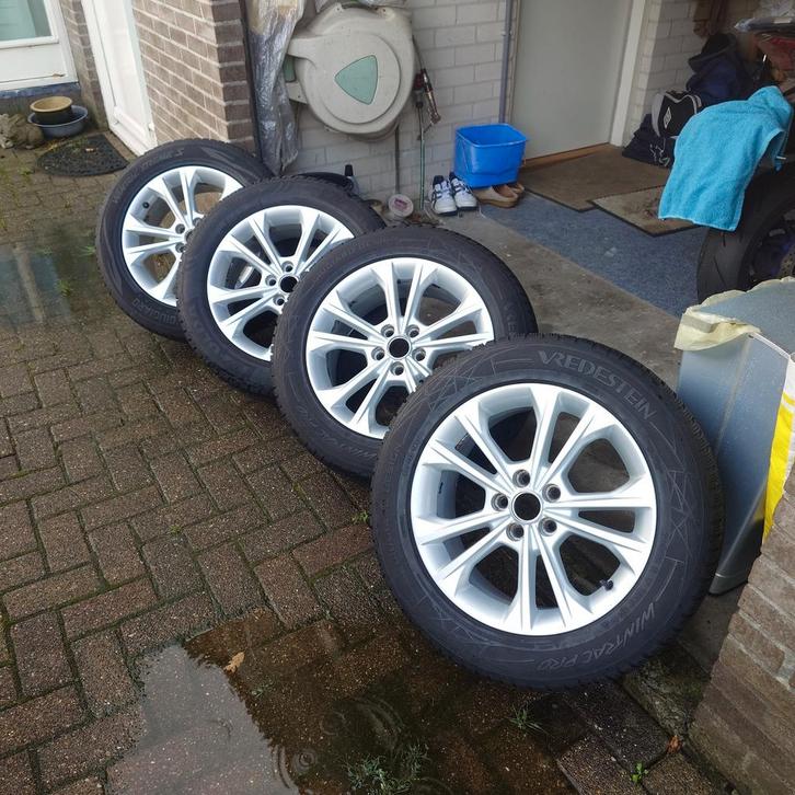 Orginele Ford Kuga velgen met Winterbanden 235/55 R17, Auto-onderdelen, Banden en Velgen, Banden en Velgen, Winterbanden, 17 inch