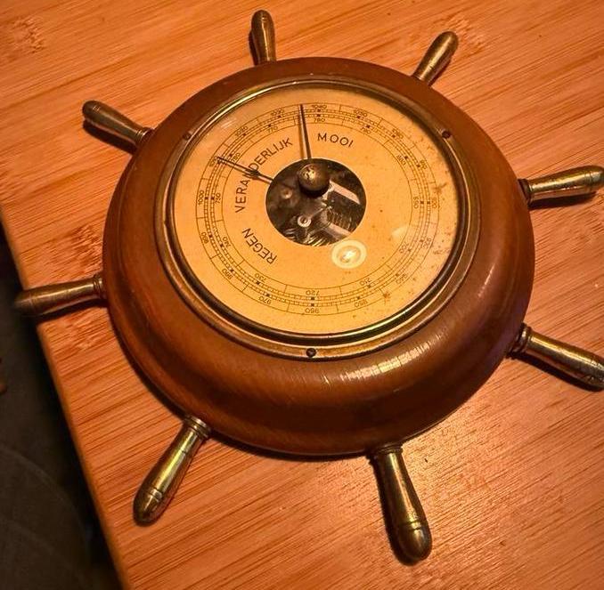 Antieke scheepsbarometer in stuurwiel – Polderman Amsterdam, Audio, Tv en Foto, Weerstations en Barometers, Gebruikt, Barometer