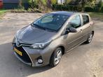 Toyota Yaris 1.5 Full Hybrid CVT 5DR 2016 Grijs, Auto's, Toyota, Euro 6, 4 cilinders, Origineel Nederlands, Start-stop-systeem
