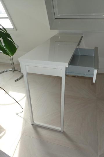 IKEA bureautje hoogglans wit beschikbaar voor biedingen