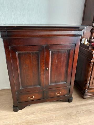 Televisie kast in prima staat beschikbaar voor biedingen