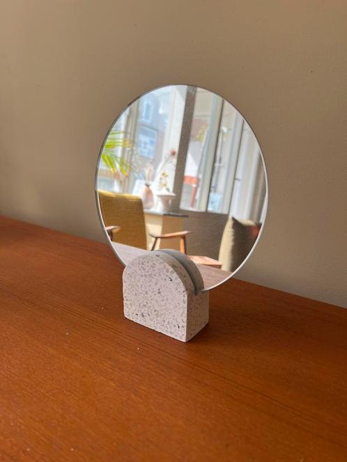 Spiegeltje op terrazzo voet, Huis en Inrichting, Woonaccessoires | Spiegels, Zo goed als nieuw, Minder dan 50 cm, Minder dan 100 cm