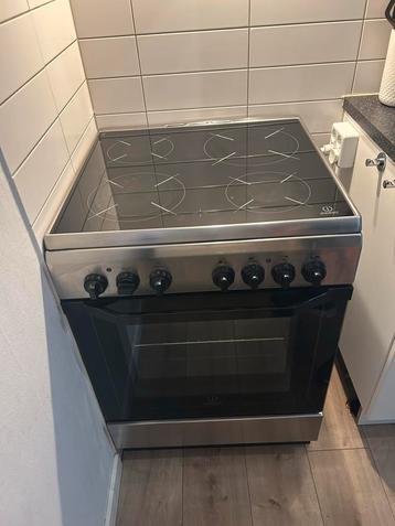 Indesit Elektrisch 4-pits Fornuis met Oven beschikbaar voor biedingen