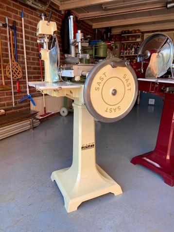Antieke snijmachines  beschikbaar voor biedingen