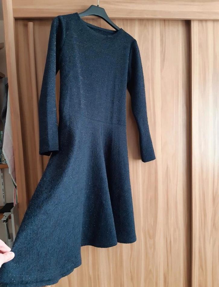 Marineblauwe jurk met glitters, Kleding | Dames, Jurken, Zo goed als nieuw, Maat 38/40 (M), Blauw, Knielengte, Ophalen of Verzenden