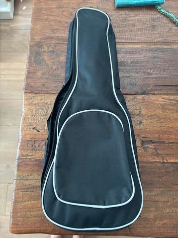 Kleine Gitaar met Tas - Gratis Gitaar beschikbaar voor biedingen