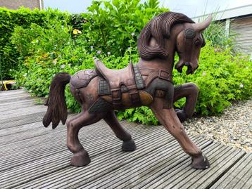 Antiek houten paard beschikbaar voor biedingen