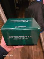 Shimano Baitrunner DL 2500FB Molen, Watersport en Boten, Hengelsport | Karpervissen, Ophalen of Verzenden