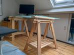 Mooi ruim bureau met houten schragen en glazen blad, Huis en Inrichting, Ophalen, In hoogte verstelbaar, Gebruikt, Bureau