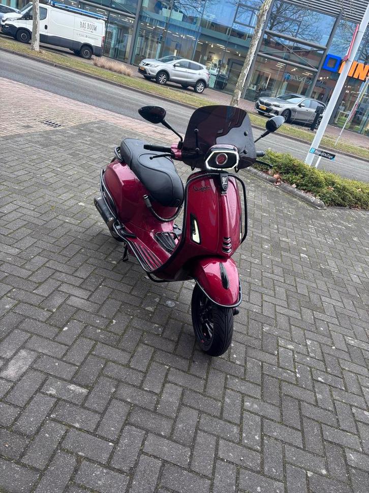 Vespa Sprint 2018 50cc brom – Full option + Roof Boxxer helm, Fietsen en Brommers, Brommers | Vespa, Gebruikt, Overige modellen