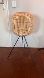 Rotan lamp op driepoot, Huis en Inrichting, Lampen | Vloerlampen, Ophalen, Zo goed als nieuw, Minder dan 100 cm