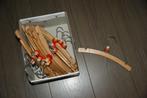 12 houten Hema baby kledinghangertjes oranje en rode kraal, Ophalen of Verzenden, Zo goed als nieuw, Hema