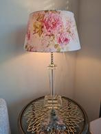 Tafellamp van glas met gebloemde kap., Huis en Inrichting, Ophalen, Glas, 50 tot 75 cm