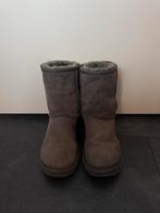 Ugg Classic Short - Maat 36 - Grijs, Kleding | Dames, Schoenen, Ophalen, Zo goed als nieuw, Grijs, Lage of Enkellaarzen