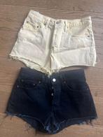 2x Levi's short 26 (geel / donkerblauw), Kleding | Dames, Spijkerbroeken en Jeans, Gedragen, Levi's, Blauw, Ophalen of Verzenden