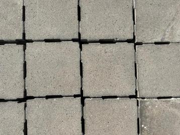 Waterpasserende betontegels, trottoirtegels, beton SBP28 beschikbaar voor biedingen