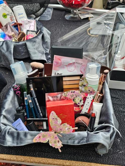 Cadeau pakket  5, Sieraden, Tassen en Uiterlijk, Uiterlijk | Cosmetica en Make-up, Zo goed als nieuw, Gehele gezicht, Ophalen of Verzenden