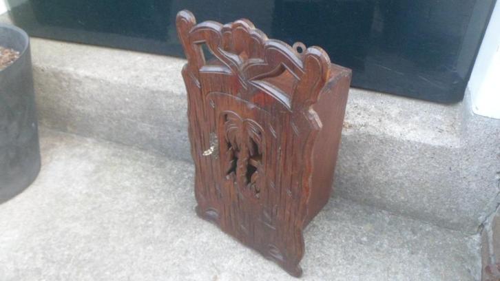 Houten miniatuurkastje houtsnijwerk wandkastje kastje + slot, Antiek en Kunst, Antiek | Meubels | Kasten, Ophalen of Verzenden