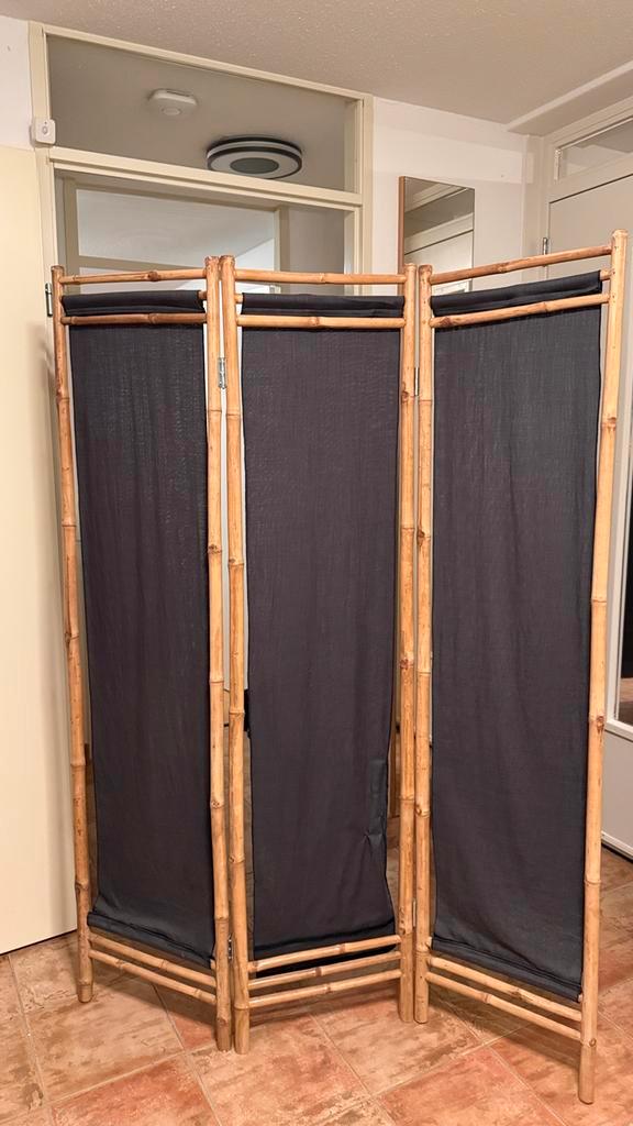 Bamboe roomdivider met zwart gordijn, Huis en Inrichting, Woonaccessoires | Kamerschermen, Gebruikt, Ophalen