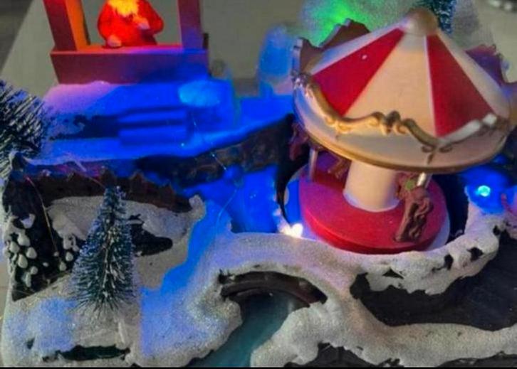 KERSTMIS DRAAIMOLEN MET PAARDJES EN EEN TICKET LOKET, Diversen, Kerst, Zo goed als nieuw, Ophalen of Verzenden