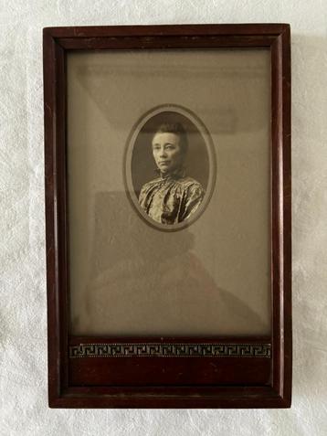 Art Deco fotolijst van hout, jaren 1930 met foto. 17*27.  beschikbaar voor biedingen