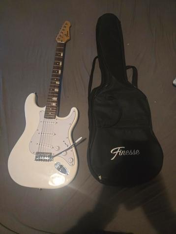 Finesse stratocaster incl. Tas beschikbaar voor biedingen