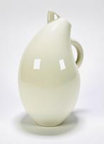 1026. Keramiek schenkkan "Olga" - Kati Tuominen-Niittylä.