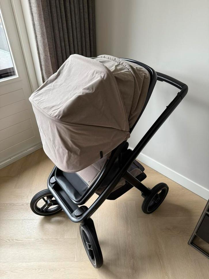 Dubatti two taupe, Kinderen en Baby's, Kinderwagens en Combinaties, Zo goed als nieuw, Overige merken, Met reiswieg, Verstelbare duwstang